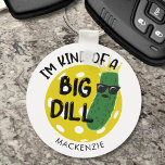 Porte-clés Drôle Pickleball Pickle Je suis un peu un gros DIL<br><div class="desc">Drôle porte - clé de pickleball personnalisé pour les passionnés de pickleball avec le dicton humoristique I M'M SORD OF A BIG DILL avec un cornichon anal et pickleball avec un nom, monogramme ou texte personnalisé. Un cadeau amusant pour lui. ASSISTANCE : Pour obtenir de l'aide sur la modification ou...</div>