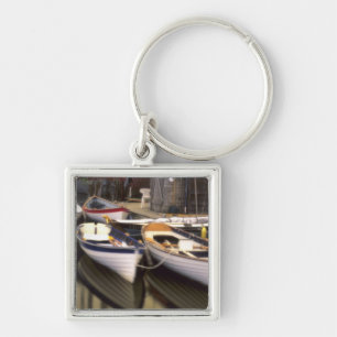 Porte-clés Du brouillard entoure quatre bateaux amarrés.