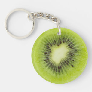 Porte-clés Du kiwi frais. Closeuse à tranche ronde isolée