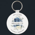 Porte-clés Dusty Blue Navy Champagne Ivory Fête des mariées C<br><div class="desc">Cadeau de mariage floral bleu Dusty avec élégant bouquet de bleu marine, bleu royal, blanc, or, ivoire de champagne, rose couleur rousse, bourgeons de fleurs ranunculus et feuilles d'eucalyptus vert sauge et élégant bouquet d'aquarelle. Veuillez me contacter pour toute aide sur la personnalisation ou si vous avez besoin d'un autre...</div>