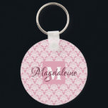 Porte-clés Dusty Rose Damask Lace Motif Monogramme & Nom<br><div class="desc">Cette belle porte - clé présente un motif damassé blanc classique sur un rose poussiéreux ou un arrière - plan rose. Le design est personnalisé avec une lettre initiale monogramme ainsi qu'un nom personnalisable pour un look simple mais élégant. Un cadeau parfait pour toute femme qui veut un porte -...</div>