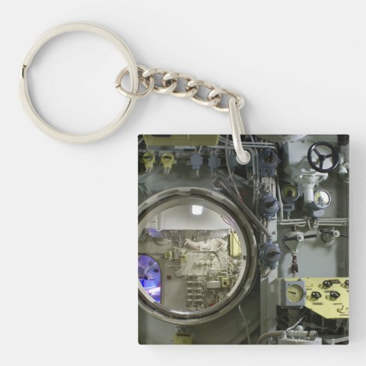 Porte-clés écoutille sur un ancien sous-marin rétro (Devant)