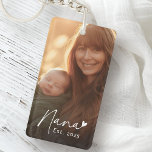 Porte-clés Écriture manuscrite Nana Est année avec photo du c<br><div class="desc">Porte - clé avec le texte "Nana" dans une police manuscrite de script avec un petit coeur à la fin et l'année suivante comme une couverture blanche sur votre photo.</div>
