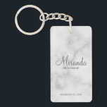 Porte-clés Écrivain Personnalisé De Script Moderne<br><div class="desc">Ajoutez une touche personnelle à votre mariage avec un porte - clé de femme de chambre personnalisé. Ce porte - clé présente le nom personnalisé de la servante de pont dans le style de police de script moderne gris avec titre et date mariage en gris moderne sans serif style de...</div>