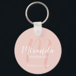 Porte-clés Écrivain Personnalisé De Script Moderne<br><div class="desc">Ajoutez une touche personnelle à votre mariage avec un porte - clé de femme de chambre personnalisé. Ce porte - clé présente le nom personnalisé de la servante de pont dans le style de police de script moderne blanc et monogramme dans le style de police de script moderne rose pâle...</div>