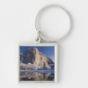 Porte-clés El Capitan se réfléchit dans la rivière Merced 