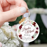 Porte-clés Élégant Mariage de couronne rouge florale<br><div class="desc">Ces porte - clés sont conçus pour donner comme faveurs aux serveuses d'honneur à votre mariage. Elles sont décorées d'une aquarelle rustique peinte à la main avec une couronne de roses et des fleurs dans les tons rouge, bordeaux et rose roux. Le texte est écrit en lettres de script élégantes,...</div>