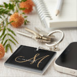 Porte-clés Élégant Monogram Gold Porte - clé noir<br><div class="desc">Porte - clé personnalisé avec une initiale sans serif or et le nom sur un arrière - plan noir. Fabriqué en acrylique ultra durable, résistant aux UV et imperméable. Un style typographique moderne et minimaliste tendance. Cliquez sur "personnaliser plus loin pour utiliser notre outil de conception simple pour choisir une...</div>