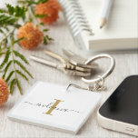 Porte-clés Élégant Monogramme Nom du script Moderne<br><div class="desc">Monogramme gris or Nom du script porte - clé moderne vous pouvez facilement modifier avec votre nom et initial en cliquant sur le bouton "Personnaliser". Modifiez complètement les couleurs du texte et de l'arrière - plan lorsque vous sélectionnez le lien "Customiser cette".</div>