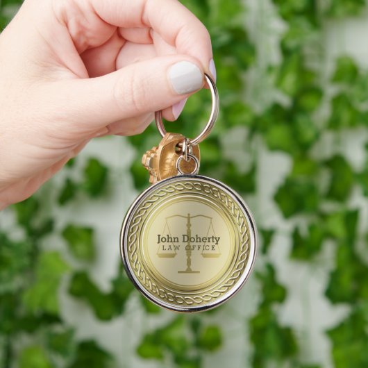 Porte-clés Élégantes échelles dorées de justice personnalisab (Main)