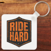 Porte-clés Emblème de motard rustique "Ride Hard" (Verso)