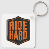 Porte-clés Emblème de motard rustique "Ride Hard" (Dos)