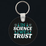 Porte-clés En Science, nous faisons confiance Citation - Ense<br><div class="desc">Dans Science We Trust citation. Mignonne, artistique, drôle de citation scientifique avec une touche religieuse. L'art possède un microscope et un équipement d'expérimentation de flacon pour professeur de sciences masculin ou féminin. > Utilisation pour l'appréciation des professeurs de sciences, de chimie, de biologie ou de physique geek, ou des enfants...</div>