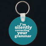 Porte-clés Enseignant anglais drôle corrigeant silencieusemen<br><div class="desc">Je corrige silencieusement votre grammaire. Design drôle et humoristique pour professeur d'anglais, professeur de collège. Ce produit cool et amusant est idéal pour les étudiants, les rédacteurs, les auteurs ou les rédacteurs qui ne peuvent pas se permettre de faire des fautes de grammaire. Parfait pour la Journée de l'Enseignant. Grand...</div>