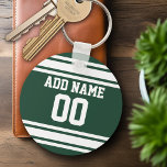 Porte-clés Équipe Jersey avec nom et numéro personnalisés<br><div class="desc">Couleurs vertes et blanches — Si vous êtes propriétaire d'une équipe de football d'Imaginaire,  fabriquez vos propres produits et montrez-les à vos amis ! Ou - Jouez-vous au football du lycée et voulez un memento? Ce design jersey est parfait pour tous ceux qui pratiquent le sport.</div>