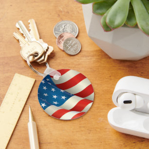 Porte-clés Étoiles et rayures brandissant le drapeau américai