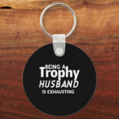 Porte-clés Être Un Mari Trophée Est Épuisant (Recto)