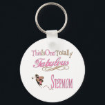 Porte-clés Fabulous Stepmaman<br><div class="desc">Super idée cadeau pour le fabuleux Stepmaman que vous aimez tant. Le design de papillon rose et brun lui fera sûrement sourire.</div>