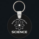 Porte-clés Facilement Distrait Par La Science<br><div class="desc">Facilement Distrait Par La Science. Cet accessoire de citation amusant est un grand cadeau amoureux de la science pour un professeur de sciences, professeur de chimie ou professeur de biologie. Parfait pour un scientifique, un physicien, un biologiste ou un ingénieur. Es-tu un geek scientifique ou nerd ? Crois-tu à la...</div>