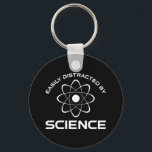 Porte-clés Facilement Distrait Par La Science<br><div class="desc">Facilement Distrait Par La Science. Cet accessoire de citation amusant est un grand cadeau amoureux de la science pour un professeur de sciences, professeur de chimie ou professeur de biologie. Parfait pour un scientifique, un physicien, un biologiste ou un ingénieur. Es-tu un geek scientifique ou nerd ? Crois-tu à la...</div>