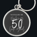 Porte-clés Faire de 50 ans un bon anniversaire personnalisé<br><div class="desc">Faire de 50 ans belle typographie d'anniversaire personnalisé chemise cadeau d'anniversaire. La vie commence à cinquante ans, montrez à quel point vous êtes heureux d'être dans la cinquantaine avec cette chemise, idéale pour une fête d'anniversaire ou un week-end de fête. Faites une fête à se souvenir avec l'tenue géniale ou...</div>