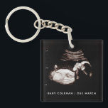Porte-clés Faire-part de grossesse Sonogramme photo<br><div class="desc">Peut être entièrement customisé pour répondre à vos besoins. © Gorjo Designs. Fait pour vous via la plateforme Zazzle. // Note : la photo utilisée est une image d'espace réservé uniquement. Vous devrez remplacer votre photo avant de commander ou d'imprimer. Si vous avez besoin d'aide, veuillez me contacter. // Besoin...</div>