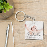 Porte-clés Faire-part de naissance photo de script de bienven<br><div class="desc">Annoncez la naissance de votre bébé avec ce porte - clé de gardien avec sa photo et "Bienvenue" superposé sur le dessus dans un script élégant. Ajoutez son nom,  sa date de naissance et ses statistiques de naissance dans la typographie moderne.</div>
