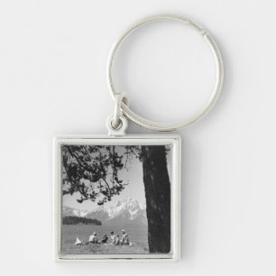 Porte-clés Famille ayant le pique-nique par des montagnes de