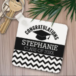 Porte-clés Félicitations Diplômé - Graduation personnalisée<br><div class="desc">Ajoutez 2020,  2021 ou toute année pour personnaliser ce design fantaisiste. Cela peut être utilisé pour n'importe quel diplômé - lycée,  collège,  lycée,  école de médecine ou même école de commerce.</div>