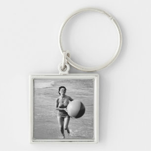 Porte-clés Femme avec du ballon de plage