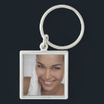 Porte-clés Femme frottant son visage avec un chiffon<br><div class="desc">ID d'actif : 127825260 / {GretaMarie} / Femme frottant son visage avec un chiffon</div>