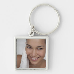 Porte-clés Femme frottant son visage avec un chiffon