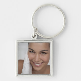 Porte-clés Femme frottant son visage avec un chiffon