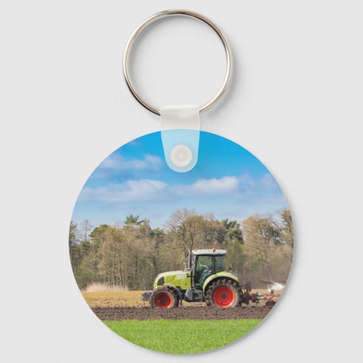 Porte-clés Fermier sur tracteur labourant le sol sableux au p (Recto)
