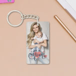 Porte-clés Fête de la mère Je t'aime maman typographie du coe<br><div class="desc">Offrez à votre mère un merveilleux cadeau pour la fête des mères ou pour son anniversaire afin de montrer votre reconnaissance. Ce porte - clé dispose d'un modèle d'image personnalisable et d'une jolie maquette de typographie qui dit "Je t'aime maman" en lettres bleues et roses et est ornée de coeurs...</div>