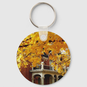 Porte-clés Feuilles d'automne jaunes et ancienne maison en br