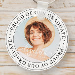 Porte-clés Fière de notre Graduate 20XX Modern Graduation Pho<br><div class="desc">Ce design simple et classique est composé de typographie serif et d'ajouter une photo personnalisée.</div>