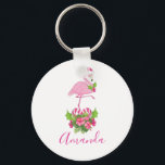 Porte-clés Flamant rose rose à Santa Hat Noël Whimsical<br><div class="desc">Un porte - clé avec un flamant de Noël à thème tropical portant un chapeau de santa rose. Sous ses pieds se trouve un bouquet de sucre de canne avec de jolies fleurs tropicales et des baies roses. Un bourgeon de saint sur sa poitrine.</div>