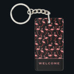 Porte-clés Flamants roses roses | Bienvenue | Location vacanc<br><div class="desc">La porte - clé modèle dispose d'une motif tropicale chic et fantaisiste avec des flamands roses sur un arrière - plan noir. Un motif tropical amusant conçu comme un modèle avec texte personnalisé, montré avec "bienvenue" dans la typographie moderne. Un porte - clé à motifs tropicaux amusant et fantaisiste pour...</div>