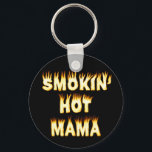 Porte-clés Flammes de mère amusante de maman fumante<br><div class="desc">Certains mamas sont tellement chaudes qu'ils ont besoin de le faire connaître au monde. Mais d'autres mamas sont à un tel niveau de chaleur qu'elles fument chaud et seules les flammes peuvent démontrer à quel point elles sont brûlantes. Ce design est pour ces mamans. Il dit "Smokin' Hot Mama" dans...</div>