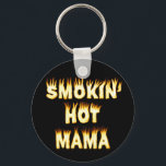 Porte-clés Flammes de mère amusante de maman fumante<br><div class="desc">Certains mamas sont tellement chaudes qu'ils ont besoin de le faire connaître au monde. Mais d'autres mamas sont à un tel niveau de chaleur qu'elles fument chaud et seules les flammes peuvent démontrer à quel point elles sont brûlantes. Ce design est pour ces mamans. Il dit "Smokin' Hot Mama" dans...</div>