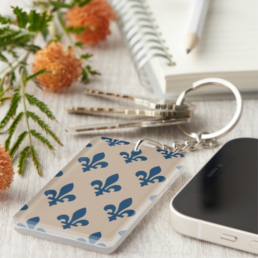 Porte-clés Fleur de Lis Motif, Royal French Blue sur Crème (Devant droit)