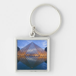 Porte-clés France, Paris. Le Louvre au crépuscule. Crédit