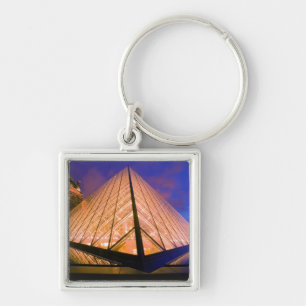 Porte-clés France, Paris. Le musée du Louvre au crépuscule.