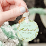 Porte-clés Frills or sur Mint Green Bridesmaid Mariage cadeau<br><div class="desc">Ces porte - clés sont conçus pour donner comme faveurs aux serveuses d'honneur à votre mariage. Elles présentent un design simple mais élégant, avec un arrière - plan de couleur vert menthe pâle, des lettres en or et une bordure florale en faux feuille doré en dentelle. Le texte dit "Bridesmaid"...</div>