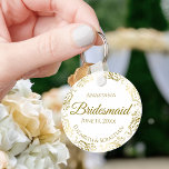 Porte-clés Frills or sur White Bridesmaid Mariage cadeau<br><div class="desc">Ces porte - clés sont conçus pour donner comme faveurs aux serveuses d'honneur à votre mariage. Elles présentent un design simple mais élégant, avec un arrière - plan blanc classique, des lettres en or et une bordure florale en faux feuille doré en dentelle. Le texte dit "Bridesmaid" avec espace pour...</div>