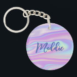 Porte-clés Fun tendance Faux Iridescente Personnalisé avec no<br><div class="desc">Ce porte - clé amusant et moderne présente un arrière - plan irisé dans des tons de rose, de violet et de bleu ludique. Au-dessus de l'image arrière - plan se trouve votre nom dans le script de calligraphie moderne. Le design est le même de part et d'autre. Fait un...</div>