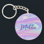 Porte-clés Fun tendance Faux Iridescente Personnalisé avec no<br><div class="desc">Ce porte - clé amusant et moderne présente un arrière - plan irisé dans des tons de rose, de violet et de bleu ludique. Au-dessus de l'image arrière - plan se trouve votre nom dans le script de calligraphie moderne. Le design est le même de part et d'autre. Fait un...</div>