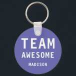 Porte-clés Funky Team Awesome Purple Nom Personnalisé<br><div class="desc">Funny Team Awesome Purple Personnalisé Nom Porte - clé comprend le texte "Team Awesome" avec votre nom personnalisé ci-dessous sur un arrière - plan violet. Personnalisez en modifiant le texte dans la zone de texte fournie. Conçu pour vous par ©Evco Studio www.zazzle.com/store/evcostudio</div>