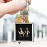 Porte-clés Girl Black Gold Monogramme Nom Élégant Script chic<br><div class="desc">Girly Black Gold Monogramme Nom Elegant Chic Script Porte - clé. Personnalisez facilement ce porte - clé élégant moderne avec votre monogramme et votre nom personnalisés.</div>